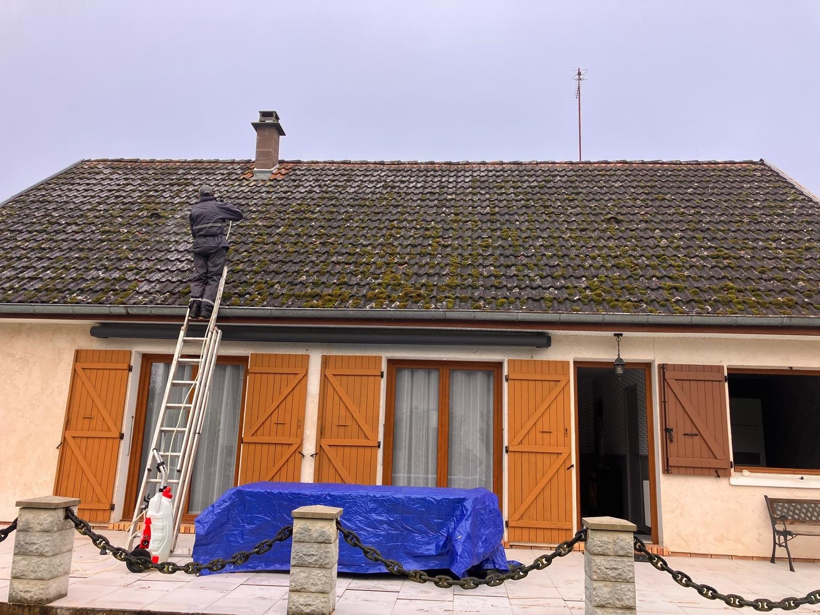 Toiture en tuiles avant rénovation ETS Guillaume